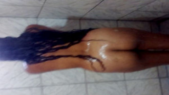 Moreninha filmada tomando banho toda peladinha